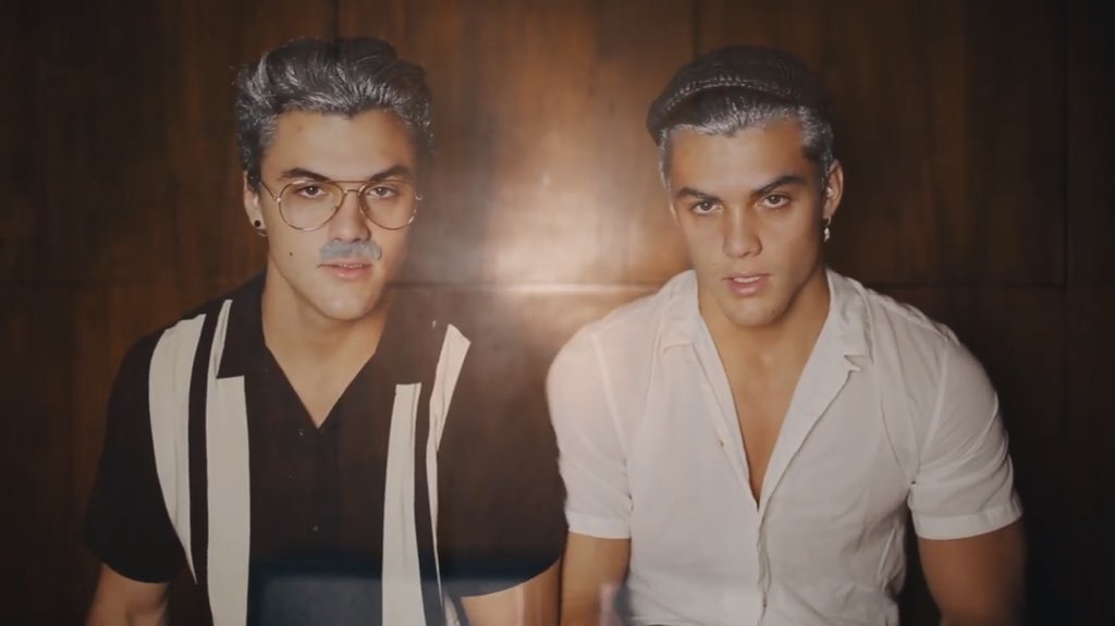 imelizabethp's tweet photo. I nominate @EthanDolan @GraysonDolan for #ChoiceMaleWebstar, #ChoiceComedianWebstar #ChoiceComedian #ChoiceTwitter #ChoiceYoutuber 😘love you guys so much ❤️❤️ @TeenChoiceFOX @TeenChoiceFOX https://t.co/CbKqhnHAYr