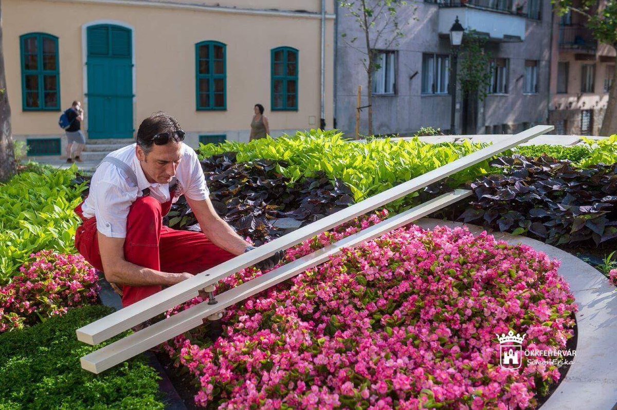 cserpalkovics's tweet image. An incredible #human story: Clock expert András Kovács repaired the damaged, broken #flowerclock in #Székesfehérvár #freeofcharge on his own account. The symbol of our city is back in service after his work, I, as #mayor and our whole #city owes him our gratitude! #everydayheroes