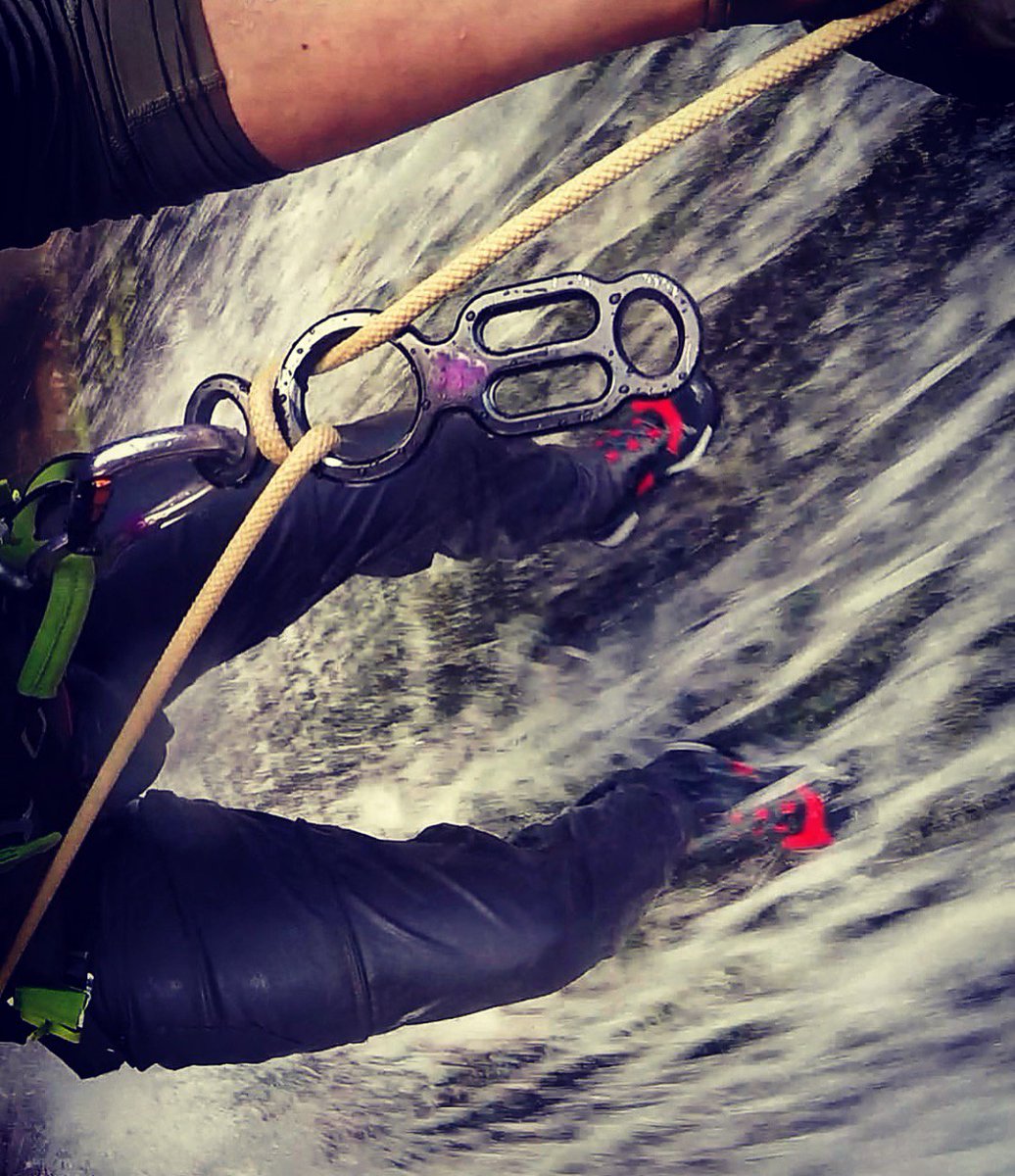 RescueCraft's tweet photo. deus_vult_illud rappelling waterfalls with Rescue Craft™ Phantom® Rope.
#rescue #rescuecraft #rope #phantomrope #roperescue #rappelling #rappellingwaterfalls #mountaineering #canyoneering #mountainrescue #highanglerescue #technicalrescue https://t.co/tB3cTKpQ97