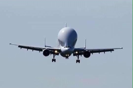 EPLBible's tweet photo. Vincent Kompany has arrived in Russia. https://t.co/BnFBjhi0es
