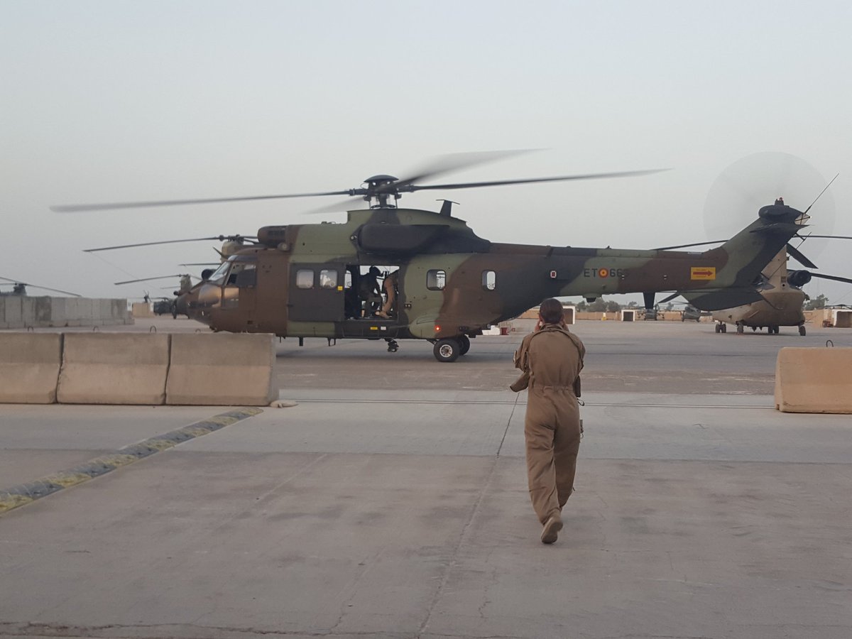 Hoy los miembros de la Embajada en Bagdad hemos visitado a la Unidad de Helicopteros española en la base de Taji: Task Force "Toro Negro". Muchas gracias Comandante Gala Gallego y su unidad por dejar el pabellón de España tan alto. Un honor poder servir conjuntamente en Iraq.