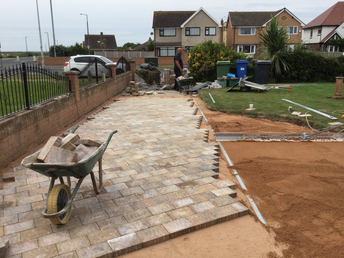 Great morning with Hughie demo screeder and laying tegs@MarshallsReg Hughie sold on screeder he wants one. It don’t get much flatter than this. He thought l knew what l was doing till someone took these photos 😂😂😂😂😂