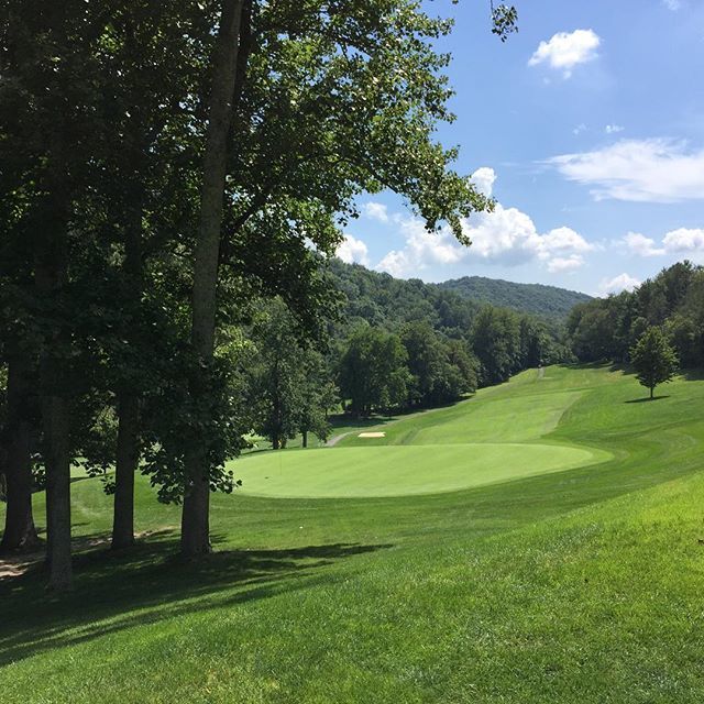 GolfNomadBAA's tweet photo. While @virginiagolfguy features California in his #westcoastwednesday picture, I’ll go the opposite way for my #mountainmode theme. Had the great fortune to play the top 100 ranked Cascades GC at @omnihomestead in Hot Springs, VA back in 2015. Loved ever… https://t.co/gAy7dNFjWG https://t.co/lAmd6aj6Hl
