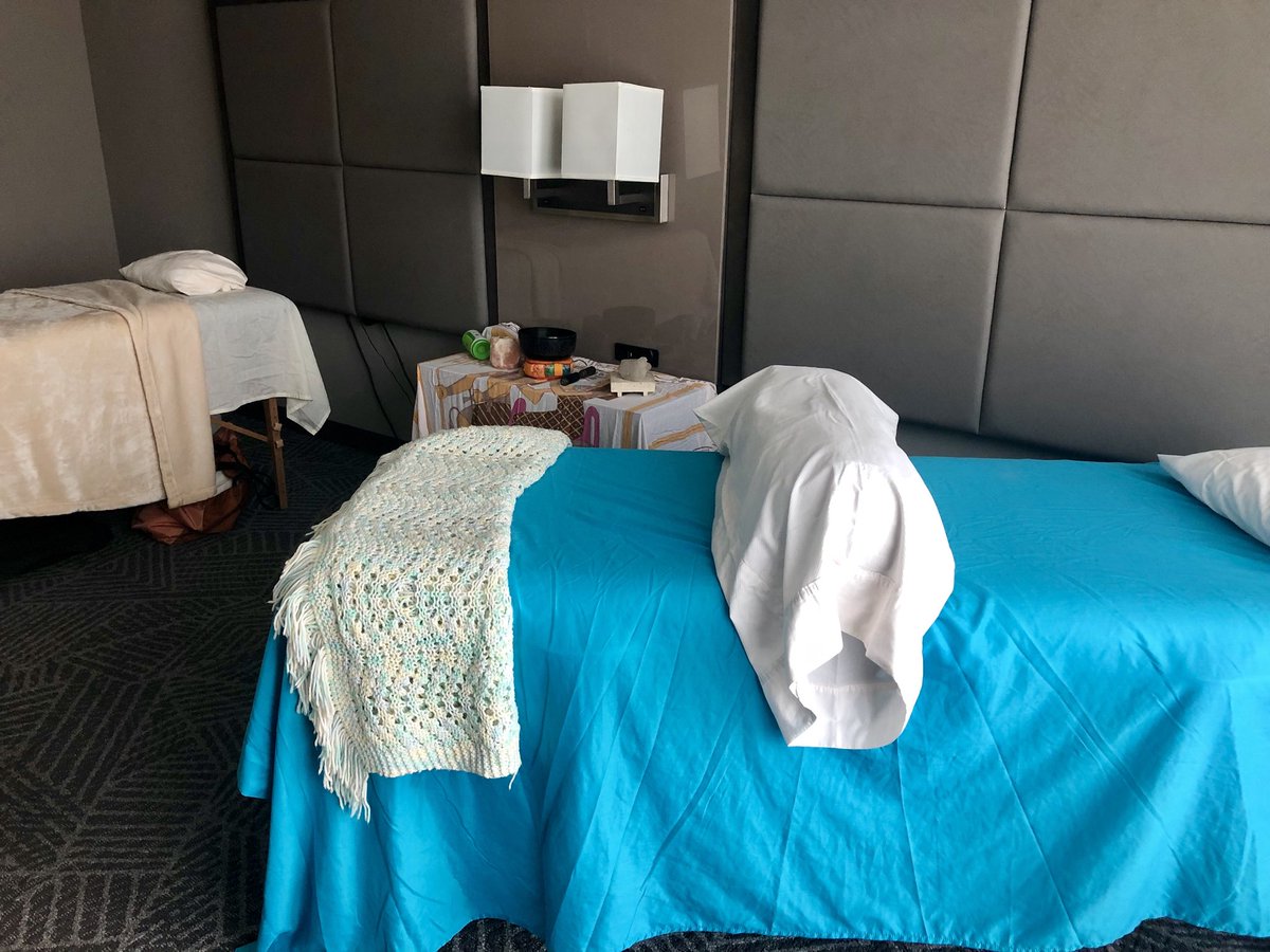 LauraFitzLife's tweet photo. Sharing #HealingTouch with the Unity Convention today #healing #HBB https://t.co/6Ldp1Ay0xO https://t.co/SNz9REzbM6