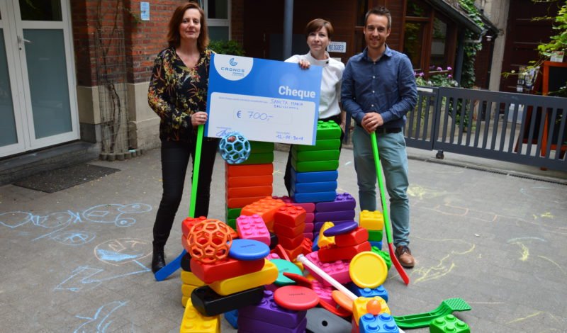 TofsportLeuven's tweet photo. Nieuwe sport- en spelmaterialen voor de leerlingen van basisschool Sancta Maria in #Leuven dankzij DynaGo @CronosLeuven , dat bewegende ouders/broers/zussen/... beloonde met LEURO's. Ontdek er meer over  https://t.co/E982zdPEs0 #dynago #bewegen #vitalestad #sportersbelevenmeer https://t.co/TSYsCCMQKI