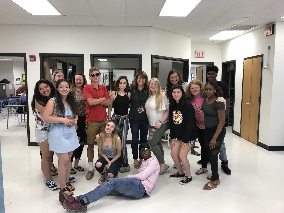 MrsRachic's tweet photo. And that’s a wrap!! Happy summer #teamrachic2019! What a blessing this class has been! 😍 @CTA_CCPS https://t.co/djDdUFieJq