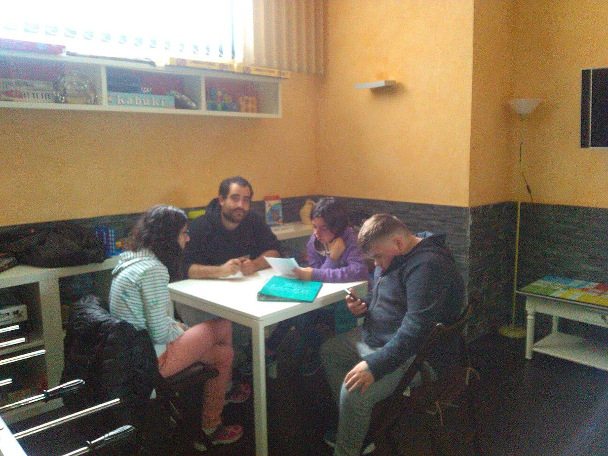 AsociacionTALUR's tweet photo. Eskulan, Irrati eta komunikazio tailerretatik honako argazki hauek bidaltzen dizkigute!
Aupa Artistak!!
Fotitos frescas que nos llegan desde el taller de Radio y Comunicación y Taller de Manualidades!!
Menudxs artistas están hecxs!!
#Talur #IrratiTailerra #diversidad #eskulanak https://t.co/1l7s0xgflg