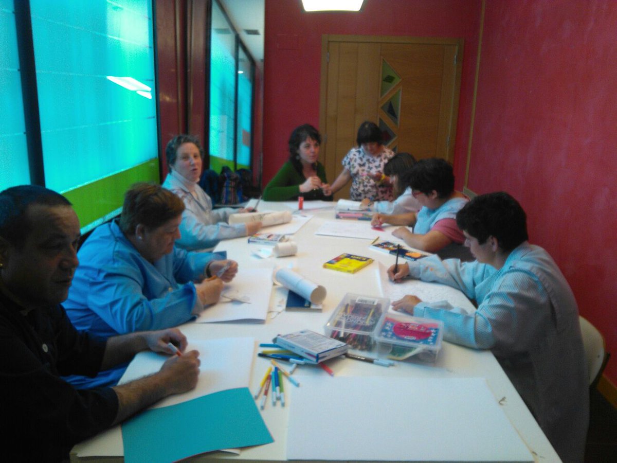 AsociacionTALUR's tweet photo. Eskulan, Irrati eta komunikazio tailerretatik honako argazki hauek bidaltzen dizkigute!
Aupa Artistak!!
Fotitos frescas que nos llegan desde el taller de Radio y Comunicación y Taller de Manualidades!!
Menudxs artistas están hecxs!!
#Talur #IrratiTailerra #diversidad #eskulanak https://t.co/1l7s0xgflg