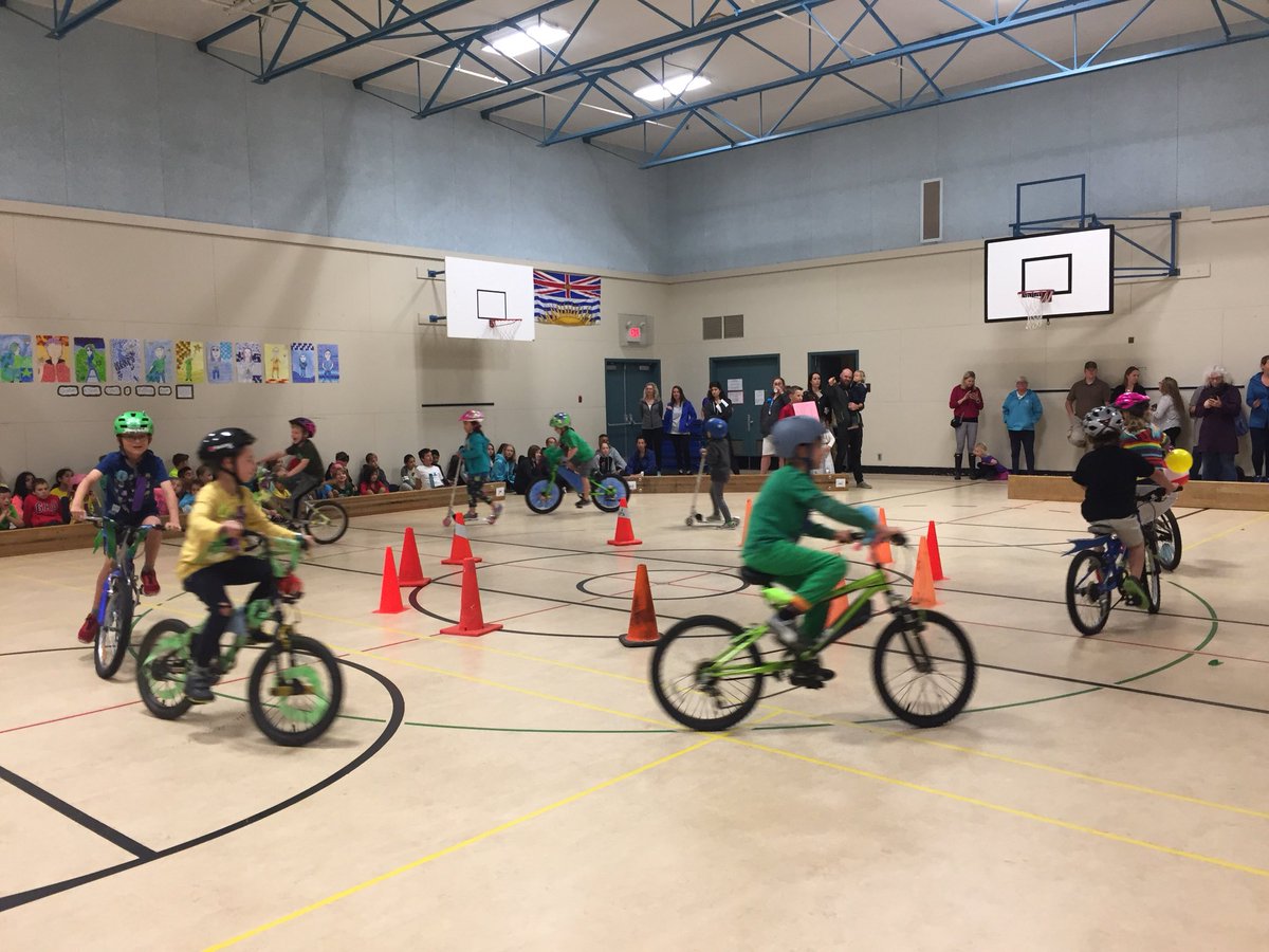 nielsquared's tweet photo. Rain 🌧 ??? Nothing stops Sports Day @PortGuichon @deltasd37 #WestCoast https://t.co/eLQdFcysgj