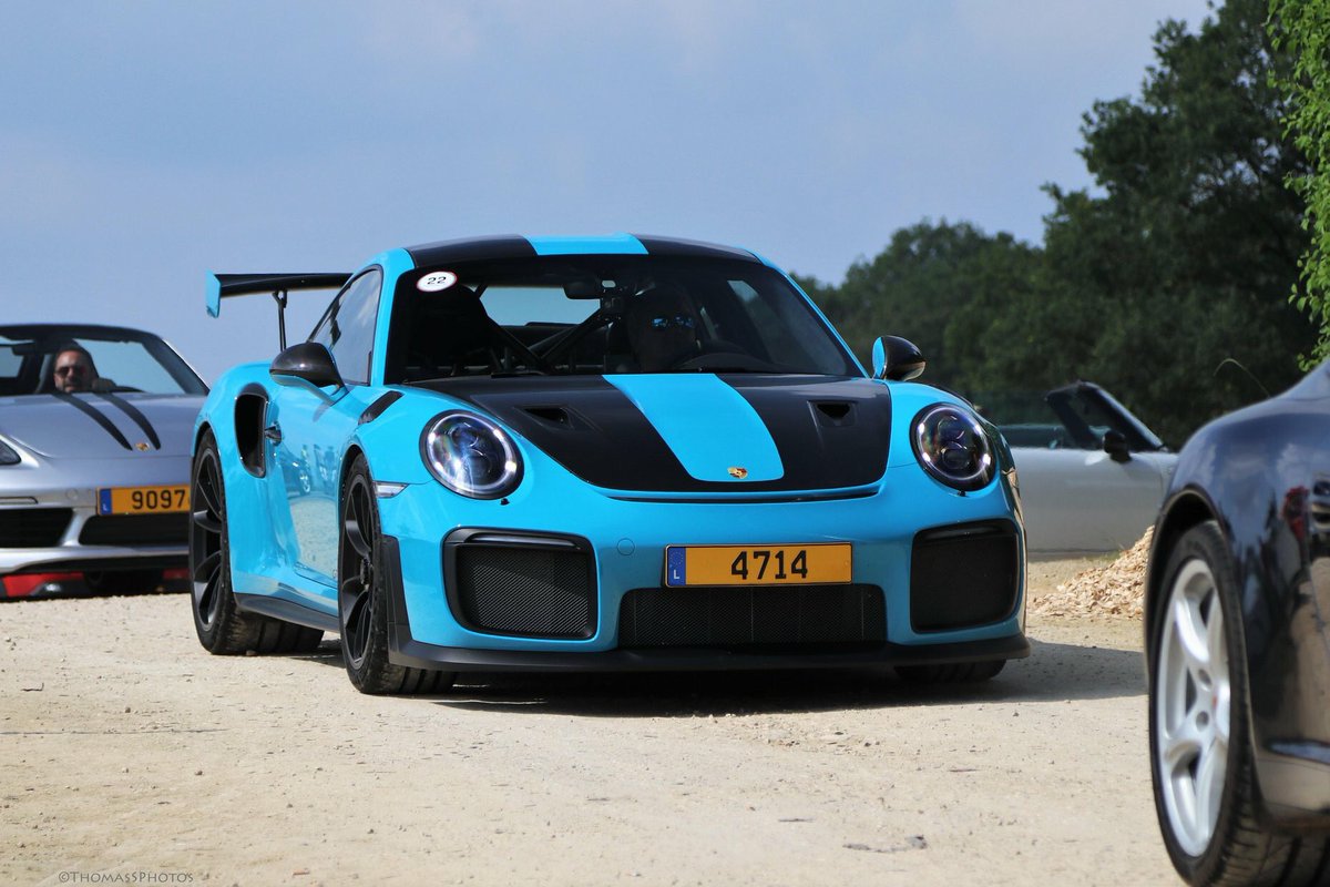 Yes, I have an unhealthy obsession with blue #Porsche’s. Especially when it’s a #GT2RS. 

#WednesdayWant <a href="/AutoBant/">Oli Hughes</a>