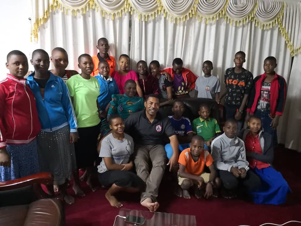 mwigulunchemba1's tweet photo. Asante Mungu kwaajili ya watoto hawa, hawa ni sehemu tu ya watoto wangu wa hiari kutoka kwa ndugu, jamaa na watanzania wenzangu, kumsaidia mtoto katika elimu ni njia sahihi ya kumpatia urithi wa kweli wenye manufaa kwake na kwakizazi chake. Hawa wamerudi likizo kutoka masomoni https://t.co/Qkvx1RwtWt