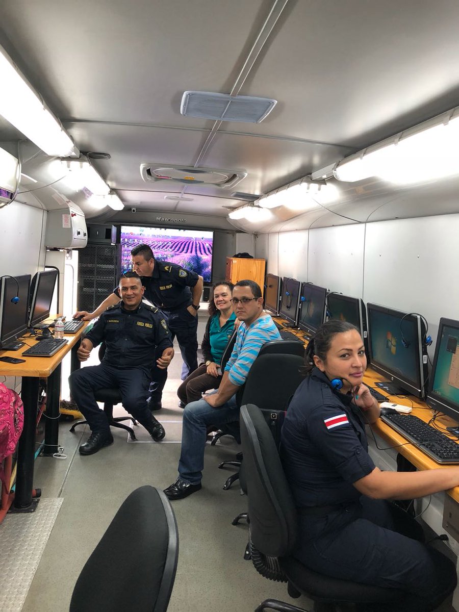 pdroMndez927's tweet photo. Bus Interactivo llegó al CTP José Daniel Flores en Santa María de #Dota.
Esta aula interactiva es una herramienta pedagógica para el desarrollo de las actividades de prevención, el cual orienta y dirige la interacción de los niños con charlas de prevención. #HacemosNuestroTrabajo https://t.co/92r9MkY5GW