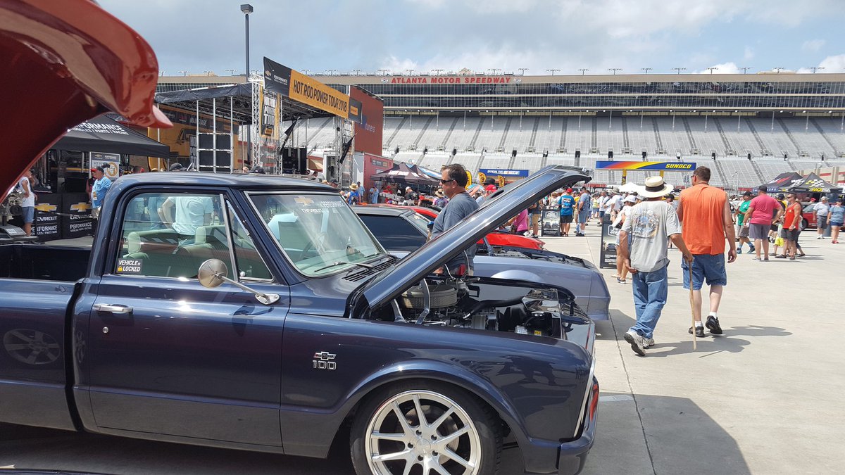 Jeremy__Curtis's tweet image. Awesome show yesterday with the Hot Rod Power Tour. 3,000 cars registered for the full tour with many more joining in.  Really debunks the "car culture is dead" talk.  Now just to rebuild the gap to race events.  #motorsports #supportlocaltracks