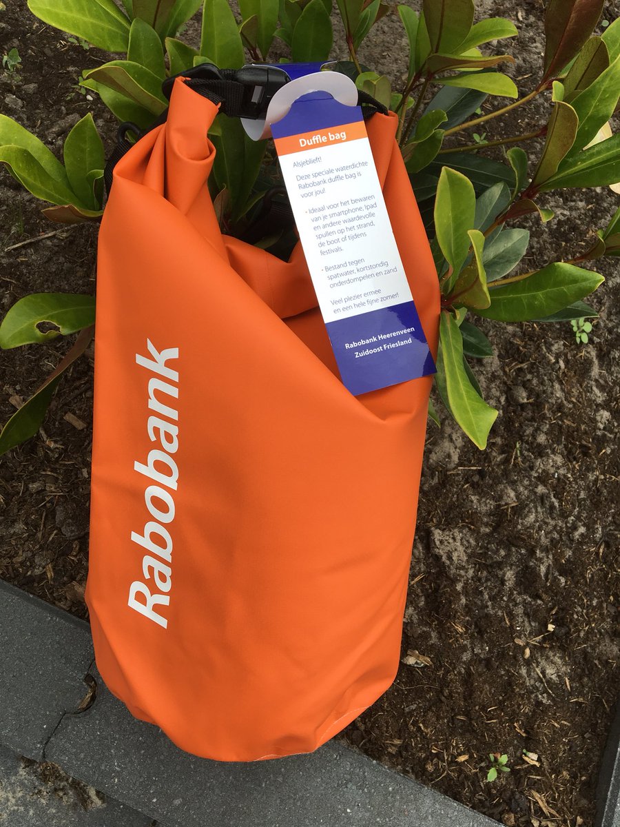 richardwaninge's tweet photo. Als #rabobank adviseur @RaboHeerenveen op pad om geslaagden te feliciteren en te verrassen met een fantastische #dufflebag #Heerenveen #leukereacties ππ»π#geslaagdendoor @HoeraGeslaagd17 https://t.co/jBdliERoav