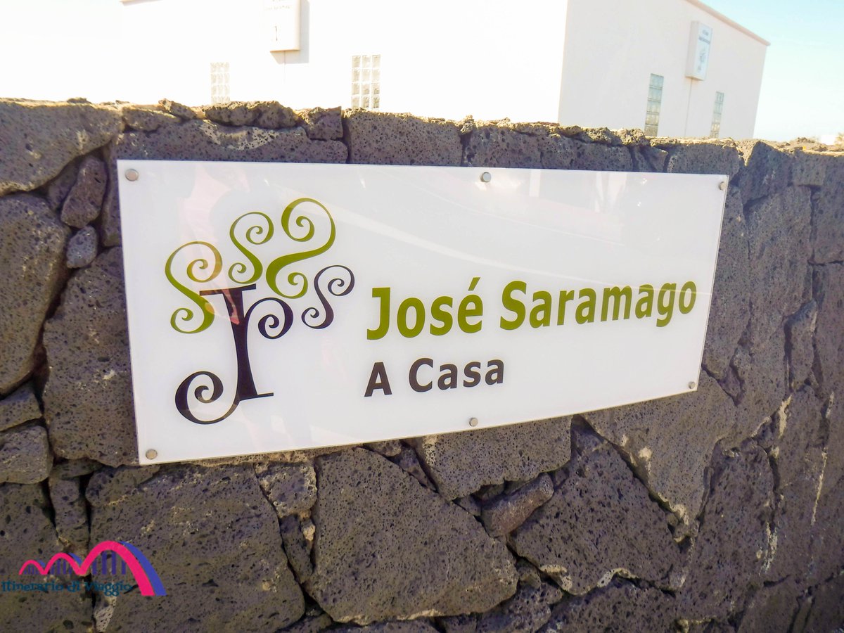 "La vita è un'orchestra che suona sempre, intonata, stonata" cit. Josè Saramago.
A Lanzarote avete la possibilità di visitare la casa dello scrittore con un'ottima guida che vi spiega passo passo lo stile di vita di Saramago. 

#travel #visiting #viaggio #viaggi #viaggiare