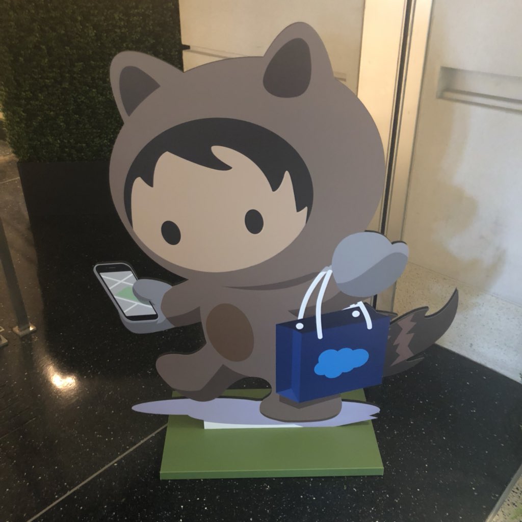 MichelleC3333's tweet photo. How cute is Astro with his shopping bag and cell phone?! 🛍📱 ☁️ #CNX18 #ILoveAstro #SFConnections https://t.co/sU3qLyq6Io