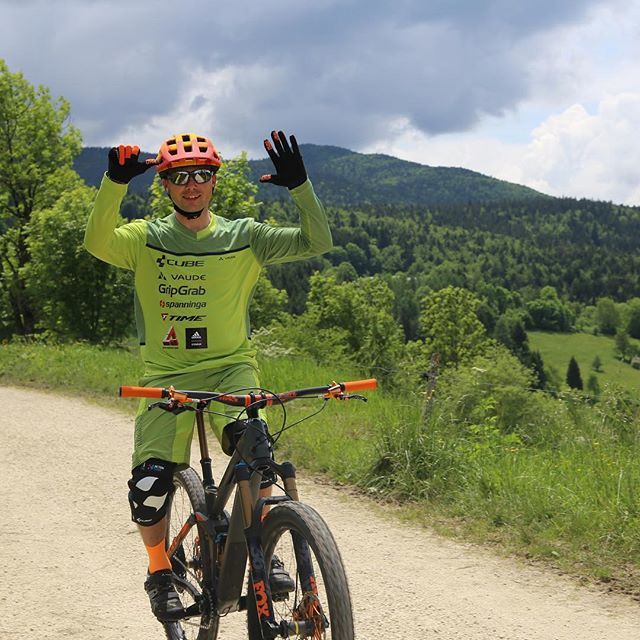 masisimon's tweet photo. Ride a bike without hands !
Best trick ever when you are à child. 😁
Photo : Sébastien CANU
@gripgrab @cubebikes_fr @vaudesport @asporteyewear @timecycling @spanninga
#likeachild #verticalgloves #neverlooseyourgrip #mtb #becube #simonmasi #mountainbi… https://t.co/XKtFR6Lcgq https://t.co/Ivxs1kWuMB