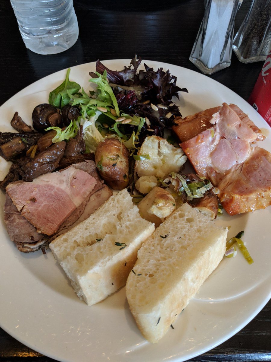 CaseP's tweet photo. They told me to put all this to my face. Who was I to say "no"?

#STRUT2018 (@ Bacchus Lounge in Niagara-on-the-Lake, ON) https://t.co/6W7MOUqrzJ https://t.co/ArfiaIedCp