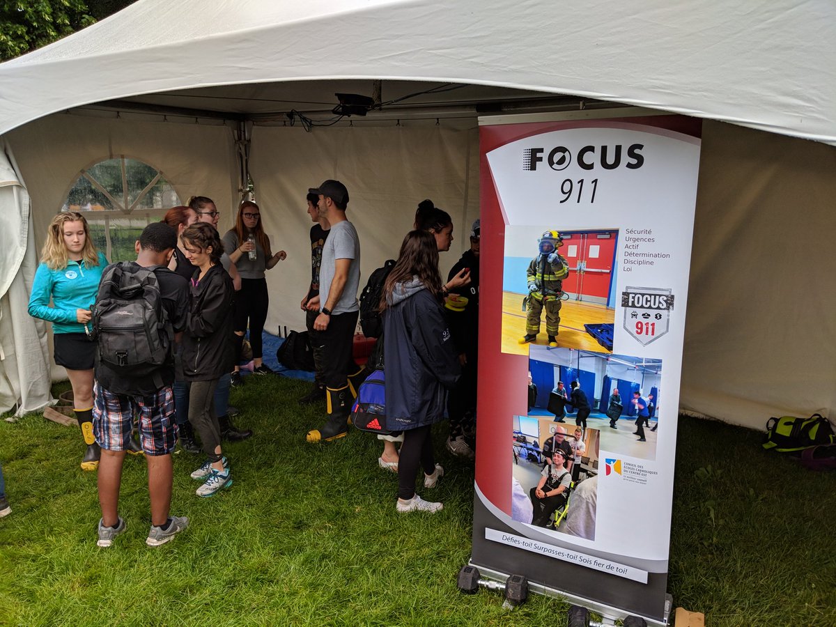 Jdupuis_prof's tweet photo. Malgré la pluie il y avait de l'ambiance à la matinée scolaire du @FestivalFranco.  On se voit dès demain pour les spectacles!!  #ffo2018 #festivalfranco2018 https://t.co/WJXKlNrWcp