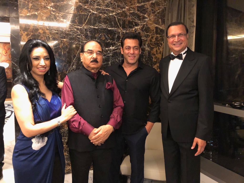 RajatSharmaLive's tweet photo. Spent some good time with Salman &amp; Race3 team while in Abu Dhabi..music &amp; rushes of the film looked great. #Race3ThisEid is surely a treat for @BeingSalmanKhan fans. Good luck to #Race3 team for a great opening..@thedeol @Asli_Jacqueline https://t.co/m1W7Xc1dKn