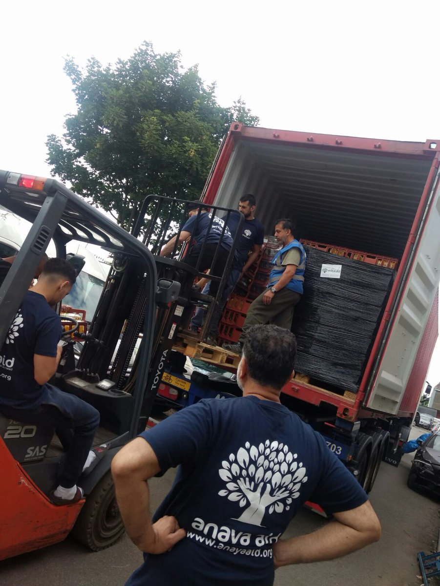 AnayaAid's tweet photo. Anaya Aid Ramadan Container Update 

Alhamdulilah we have sent container 141 from our East London warehouse 

We thank everybody for all their donations &amp; volunteering efforts. Amongst the donations were some amazing sweet boxes for the children of Syria https://t.co/nGhvLTJjsI