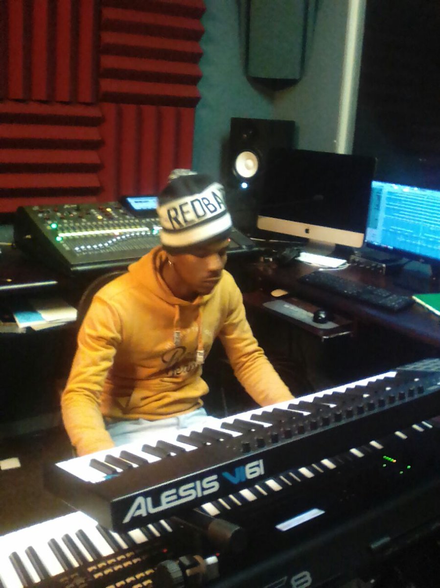 MzeksiCheckMate's tweet photo. At studio busy learning more https://t.co/zobZUbNcPJ