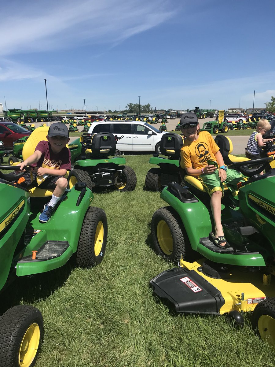 Nothing better than tractors and food for these kids !! Thanks Moorhead RDO for letting my kiddos climb all over tractors! @rdoequipment #RDODoesThat #dayofplay  #madetheirday