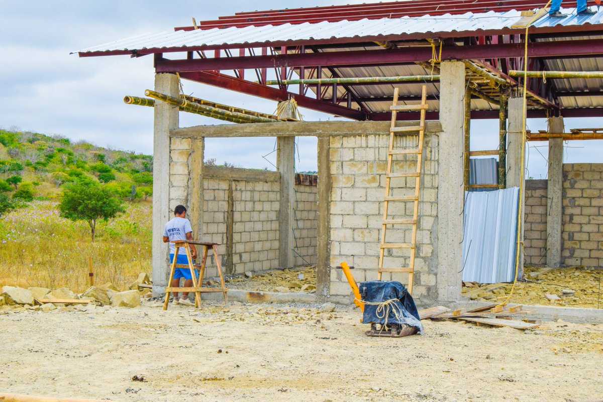 P_Cisneros's tweet photo. Iniciativa ambiental “Extracción de esencia de palo de santo” se fortalece con la construcción del Centro de Acopio en el recinto Cerro Blanco de la comuna La Aguadita, parroquia Colonche. La obra se ejecuta en un área aproximada de 100m², y con una inversión de USD 57.000 https://t.co/BvE6bwoyc6