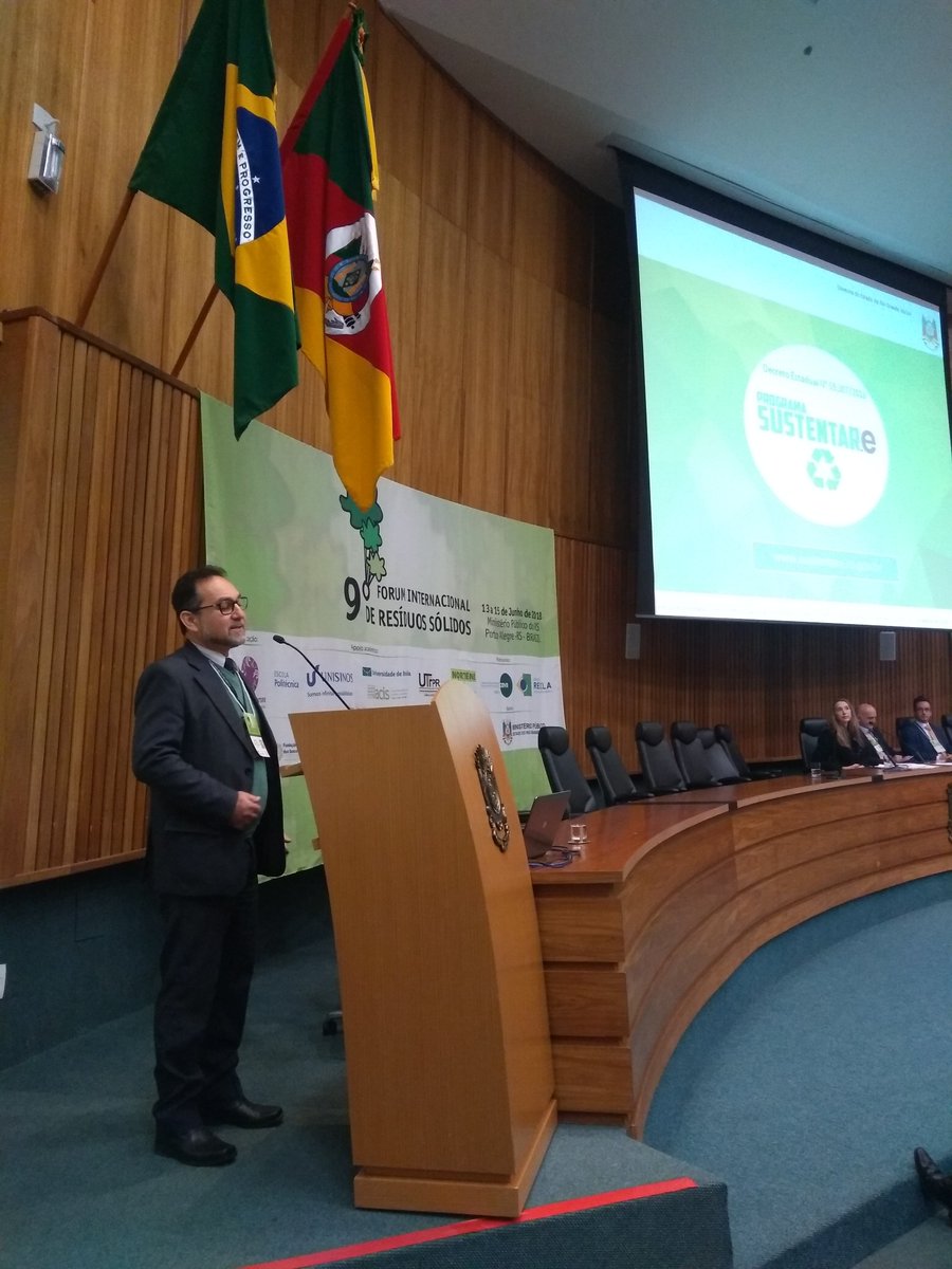 TIC_RS's tweet photo. Vice-presidente do programa #Sustentare, Hilton Boklis, falando sobre a aplicação da Logística Reversa de Resíduos Sólidos no Brasil.
#9FIRS #meioambiente #residuos #PolíticaTIC #TICRS https://t.co/7KD1yKsTZJ