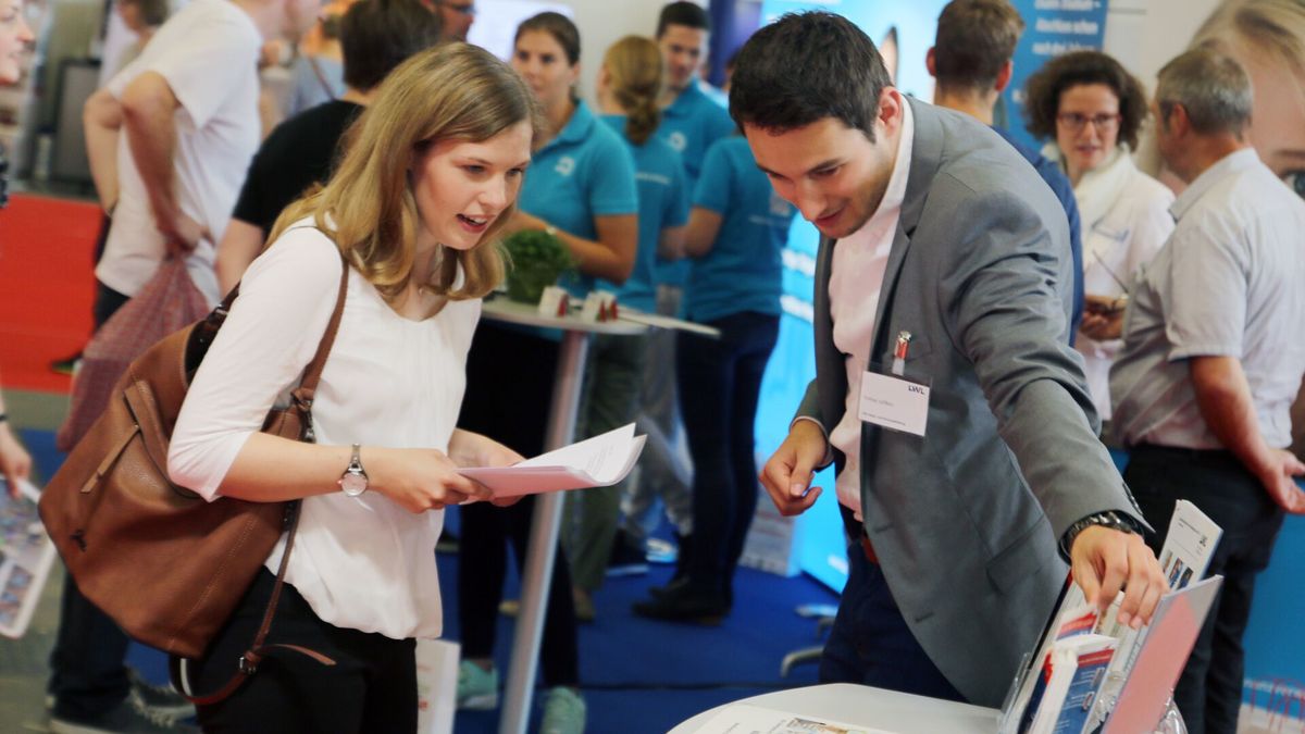 aubiplus's tweet photo. Am Wochenende sind wir auf @barlagmessen in Münster! Sie können uns am Stand Nr. 108 oder in der Azubi-Lounge besuchen & uns dort Fragen zu den Themen Arbeitgebermarketing, Employer Branding und zum Gütesiegel Best Place To Learn stellen!
@BPTLnews #hr #messe #azubi2018 https://t.co/poycVIL7FX