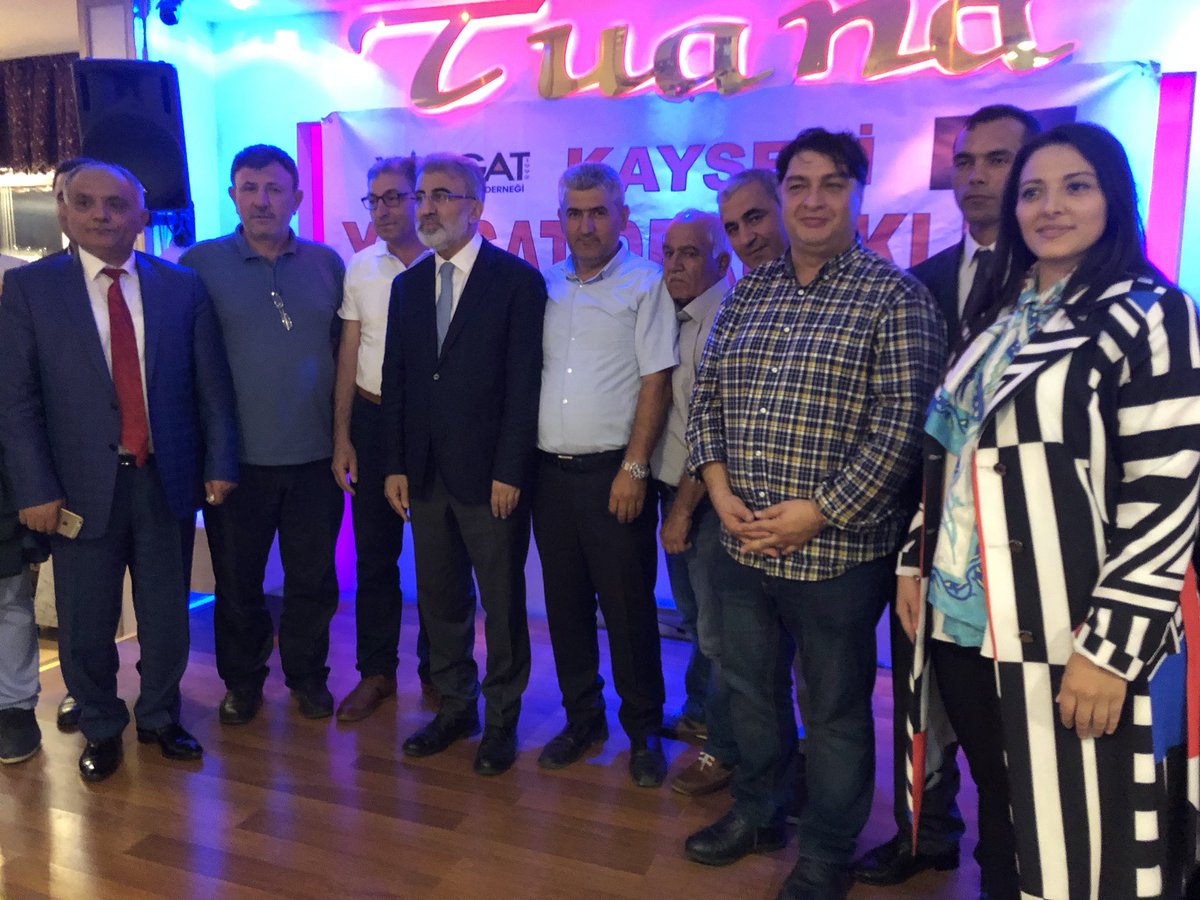 Ozler_Birlik's tweet photo. Yönetim kurulu üyelerimiz #KAYODER iftar yemeğine iştirak ettiler. Bakanımız Taner Yıldız ile bir hatıramız. https://t.co/3WKCcr3fUo