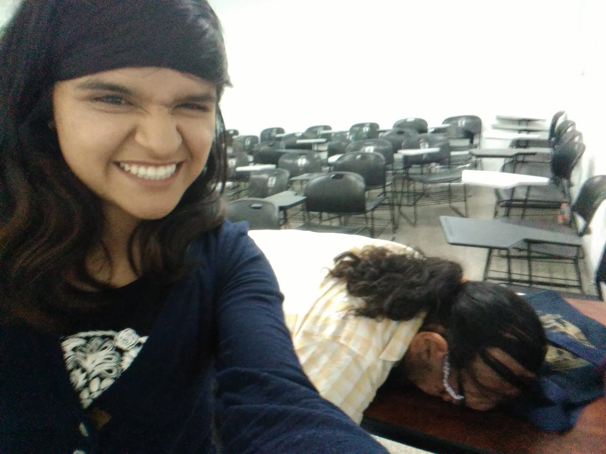 ArbolHueco's tweet photo. @monca_santos @Bettyosma @NilsaHernndez Día Ocho.
#13deJunio #Intersemestral
Hoy fue mortal. En la gráfica podemos apreciar mi cadáver, junto a una sonriente y maquiavélica @NilsaHernndez.
Empiezo a sospechar que quiere deshacerse de mí, para quedarse con mi reino.
#BuenMiercoles https://t.co/ds2vDFlFRY
