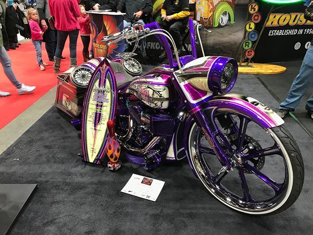 DSBikeShowMN's tweet photo. @ron_flea_fleenor from @houseofkolor_ won the 2018 #Perewitz his incredible paintwork on Kelly Mack’s “Loca Rubia,” a Softail bagger which also won overall Best Paint in the judged competition. 🎨🏍️ @dperewitz @jodyperewitz @perewitz_cyclefab.
.
.
.
.… https://t.co/xy3Yp170fZ https://t.co/FSWTrpAZxN