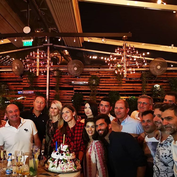 travel__Sports's tweet photo. #WednesdayParty
🎂🎉 "Casual dinner" w/ 🏆🎾 @Simona_Halep 🇷🇴 and many, many friends!
👀 🎾💫 Horia #Tecau & Florin #Segarceanu & Cosmin Hodor https://t.co/OBBWRKdCvy