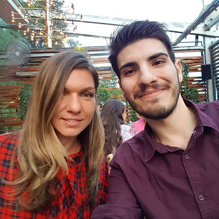 travel__Sports's tweet photo. #WednesdayParty
🎂🎉 "Casual dinner" w/ 🏆🎾 @Simona_Halep 🇷🇴 and many, many friends!
👀 🎾💫 Horia #Tecau & Florin #Segarceanu & Cosmin Hodor https://t.co/OBBWRKdCvy