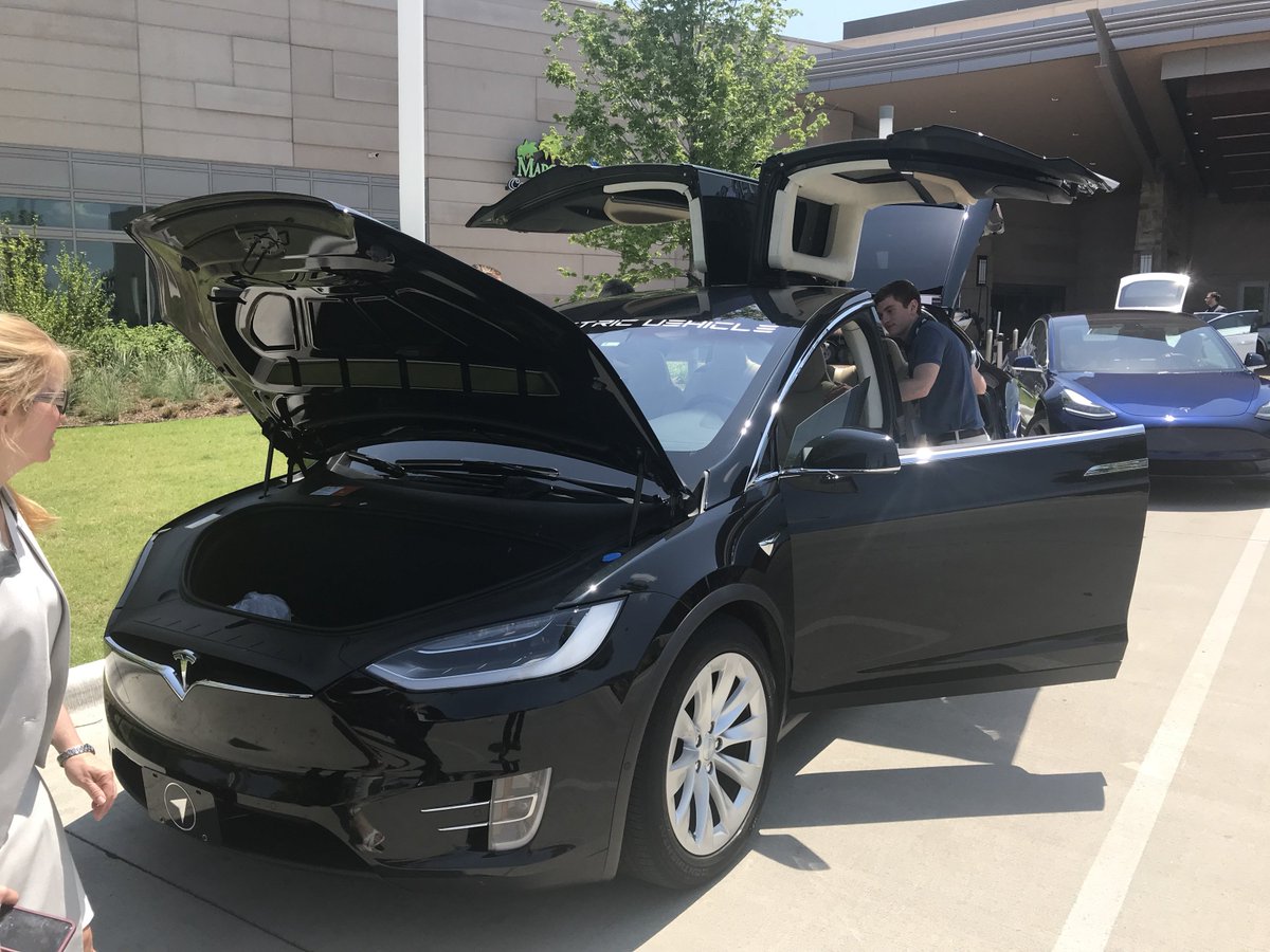 InnovPointe's tweet photo. Great day in Tulsa with AEEOK sharing #Pepper &amp; #ElectricVechicles. Contact us about bringing innovation to your next event. https://t.co/155E6TIY9M