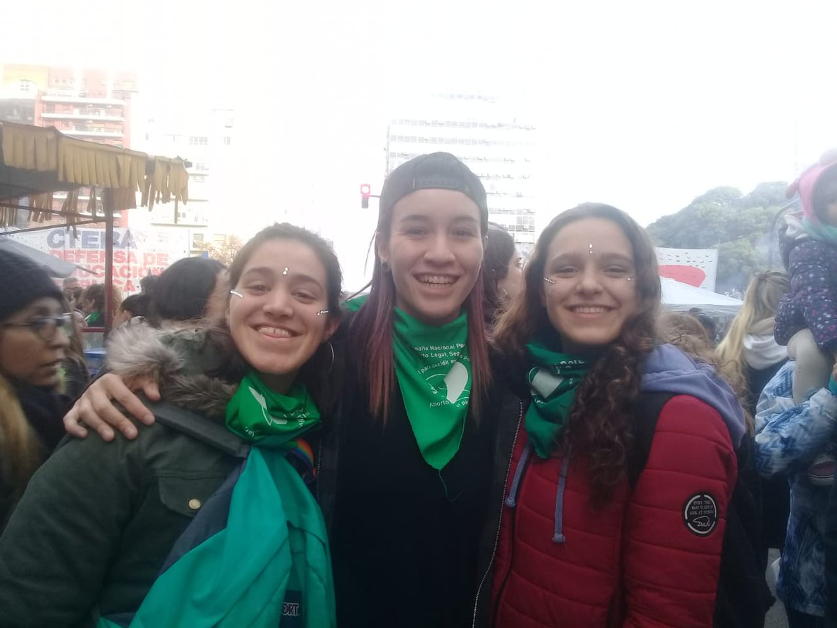 camilabardelli's tweet photo. Nos cruzamos a Shansho en la marcha 💚💜💚 @Shaannshoo https://t.co/vgxY6AY1He
