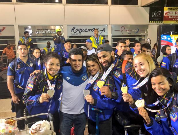mindeporte_ve's tweet photo. #Nacionales || El ministro del Poder Popular para la Educación Elías Jaua, felicitó a los atletas venezolanos, por el triunfo obtenido en los XI Juegos Suramericanos de Cochabamba 2018, donde se alzaron con el tercer lugar en la competencia. #GrandeVzla https://t.co/pthA1OZbbc