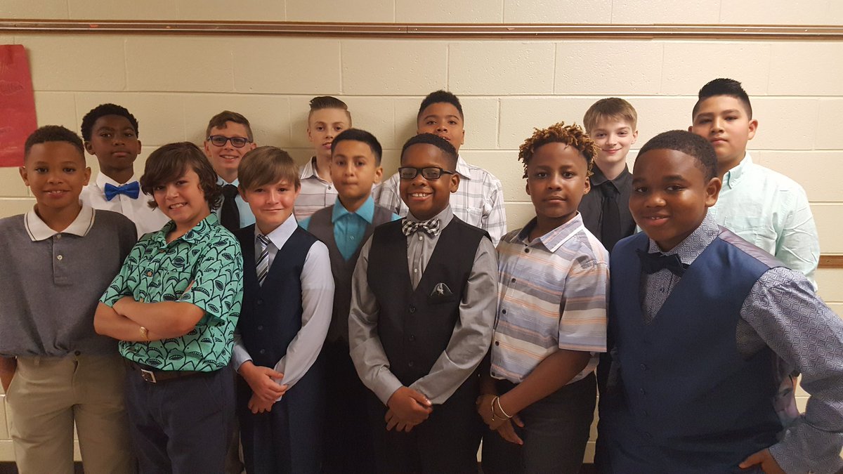 AmyJCox76's tweet photo. I am so glad to call these children mine!! I am so proud of them and know they will accomplish great things.  Good luck to the Dinwiddie Class of 2025.  #SESBees https://t.co/kKMkPn84FJ