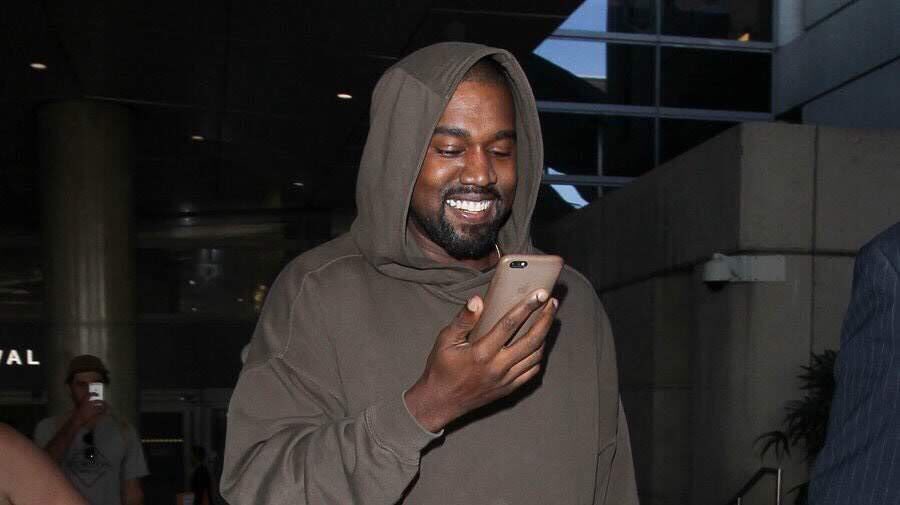 Kanye west черные псы. Kanye Omari West. Канье Вест с телефоном. Кэни Уэст с телефоном. Кани Уэст биполярка.