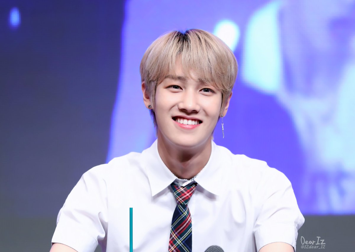 IZ_DearIZ's tweet photo. 180609 아이즈 잠실 팬사인회
현준이가 웃으니 내 입꼬리도 같이 올라가😊
오늘도 활짝 웃는 하루를 보내길~
@official__IZ #현준 #아이즈 #IZ #아이즈_기타 #아이즈현준 #이현준 #이다정 #심쿵 #dearIZ #너라서좋아 #HYUNJUN #Angel #엔젤 https://t.co/zqY1tJYmSg