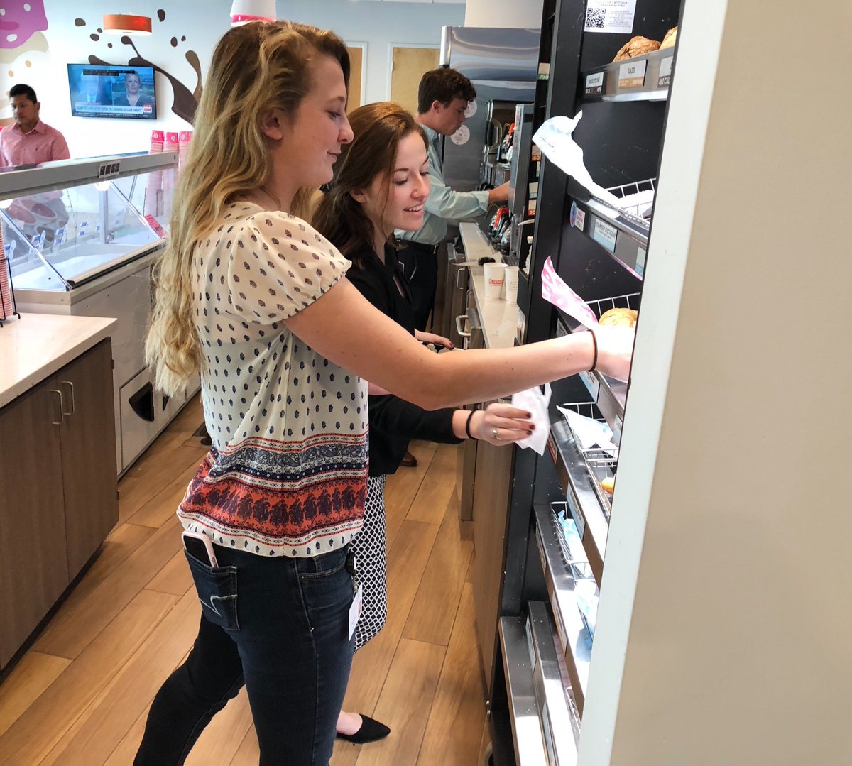 Want to wear jeans to work? We have a Dress for Your Day policy! Check our website for a complete list of benefits and job openings. #OOTD #DBWorkPerks #DunkinBrandsLife ow.ly/O0cD30ku6lL