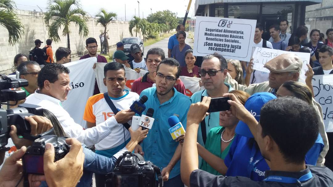 cdeucna's tweet photo. Hoy a una sola voz estudiantes, Profesores, obreros y empleados de la Universidad de Carabobo Nucleo Aragua se hacen sentir en defensa de la institución. @TiempoUC @jessydivo @FCU_UC @FCU_UCNA @APUCoficial @crucna @pabloaure @ferreirajoseang @UCarabobo https://t.co/fbxTG7oWd7