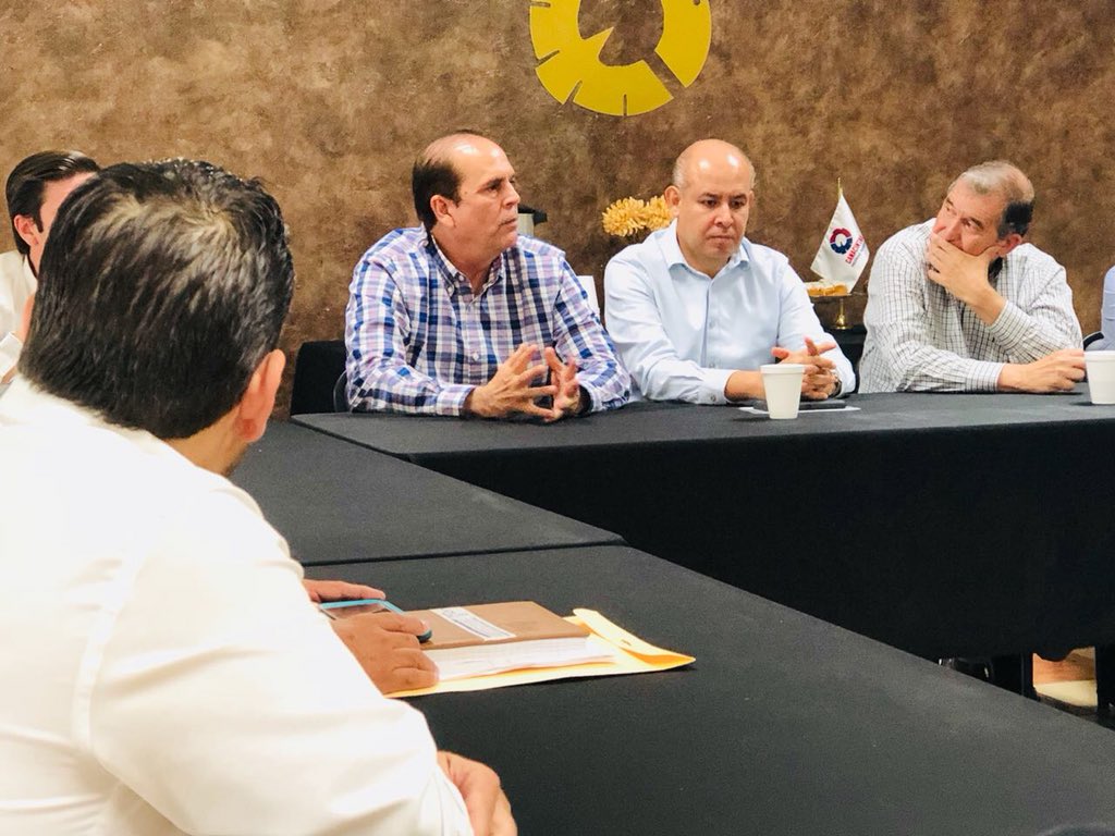 claudiobresofic's tweet photo. Agradezco la invitación a los miembros del Consejo de CANACINTRA por permitirme exponerles nuestra visión para nuestra ciudad. #JuntosHaremosHistoria #MeConocesBien #ClaudioBres https://t.co/4J17qUrBSo