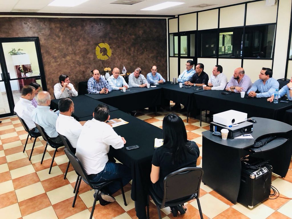 claudiobresofic's tweet photo. Agradezco la invitación a los miembros del Consejo de CANACINTRA por permitirme exponerles nuestra visión para nuestra ciudad. #JuntosHaremosHistoria #MeConocesBien #ClaudioBres https://t.co/4J17qUrBSo