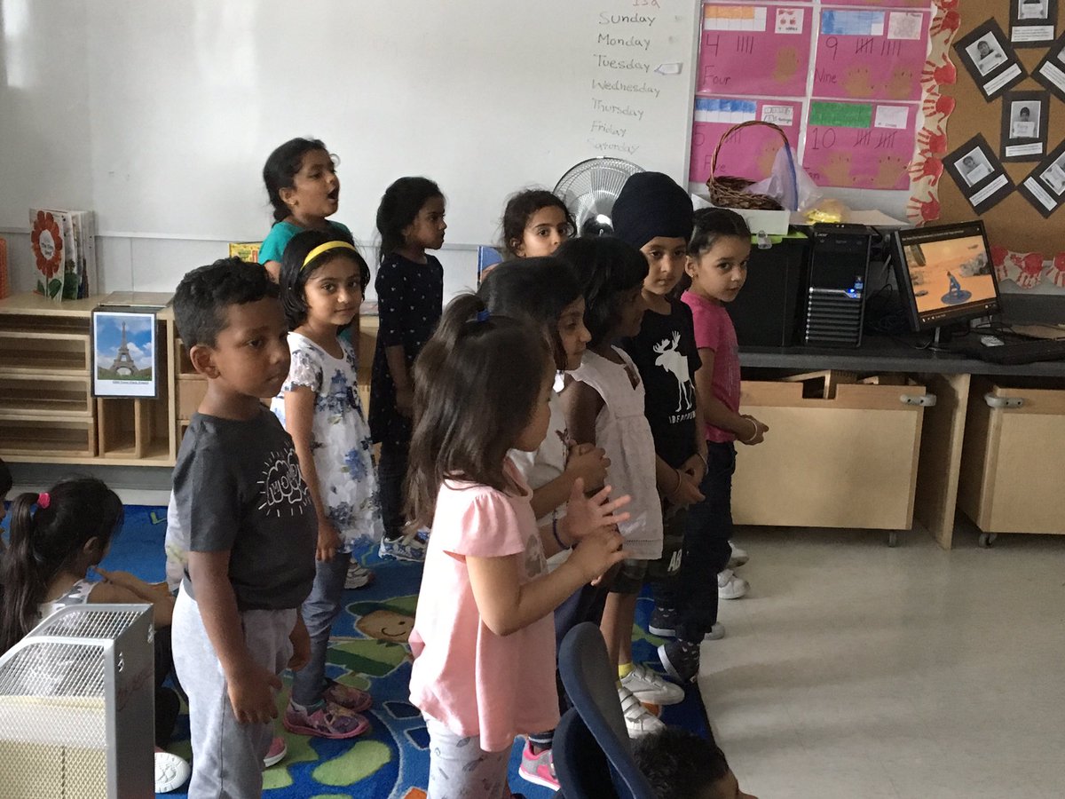 Grade 5s had a great time sharing ukulele story book songs with our kindergarten friends #pdsbMusic @SIBpeel