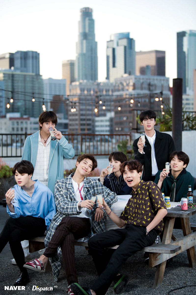 BTSinITALIA's tweet photo. Foto in HD Naver×Dispach in occasione del 5° anniversario dei BTS #5thFlowerPathWithBTS https://t.co/CmEIpnzBBy