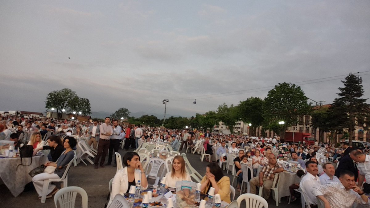 Büyükşehir Belediye Başkanımız sn Enver YILMAZ'ın himayelerinde Altınordu ilçemizde 10bin hemşehrimizle kardeşlik sofrasında buluştuk. Allah birliğimizi kardeşliğimizi daim eylesin.