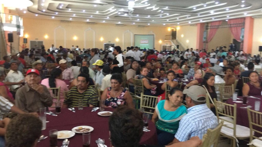 FUGOM_CNOP's tweet photo. Gran convocatoria en #Merida de nuestro sector con el candidato @mauriciosahui proximo gobernador de #Yucatán y tambien mostrando respaldo desde el sureste a nuestro próximo Presidente @JoseAMeadeK #FUGOM #MeadePesidente2018 https://t.co/85UWfjQkdj