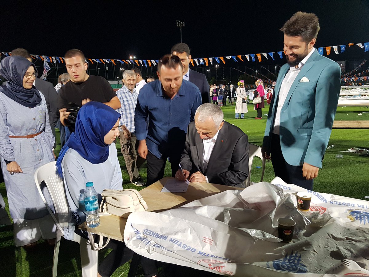ak_kucukyali's tweet photo. AKPARTI MALTEPE İLÇE BŞK TEŞKİLAT iftarımızda mahallemizden genç kardeşimizin üyeliğini Akparti Teşkilat bşk yrd. @erolkaya_ist imzaladı https://t.co/jztiblh8JY